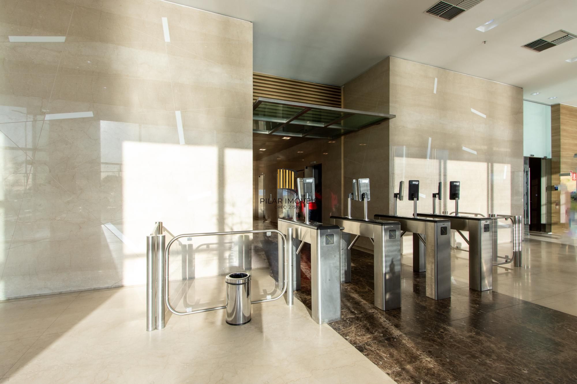 Sala Comercial no Ed. Cristal Tower  junto ao Barra Shopping no Bairro Cristal