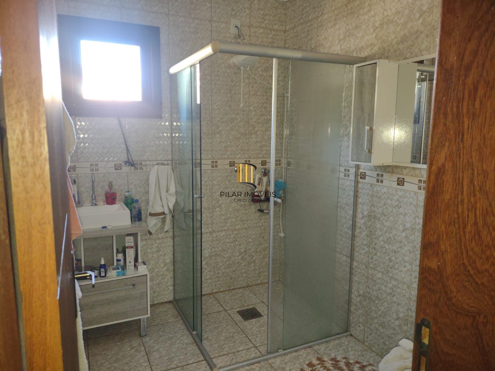 Casa com 4 quartos, suíte, piscina, lareira, churrasqueira em um terreno de 616m².