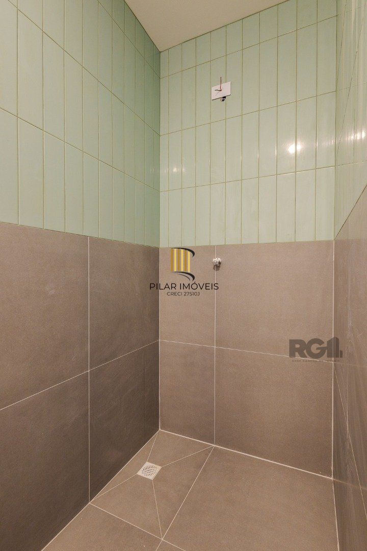 Casa 103m² - 3 dormitórios, 1 suíte, piscina, 2 vagas no bairro Hípica