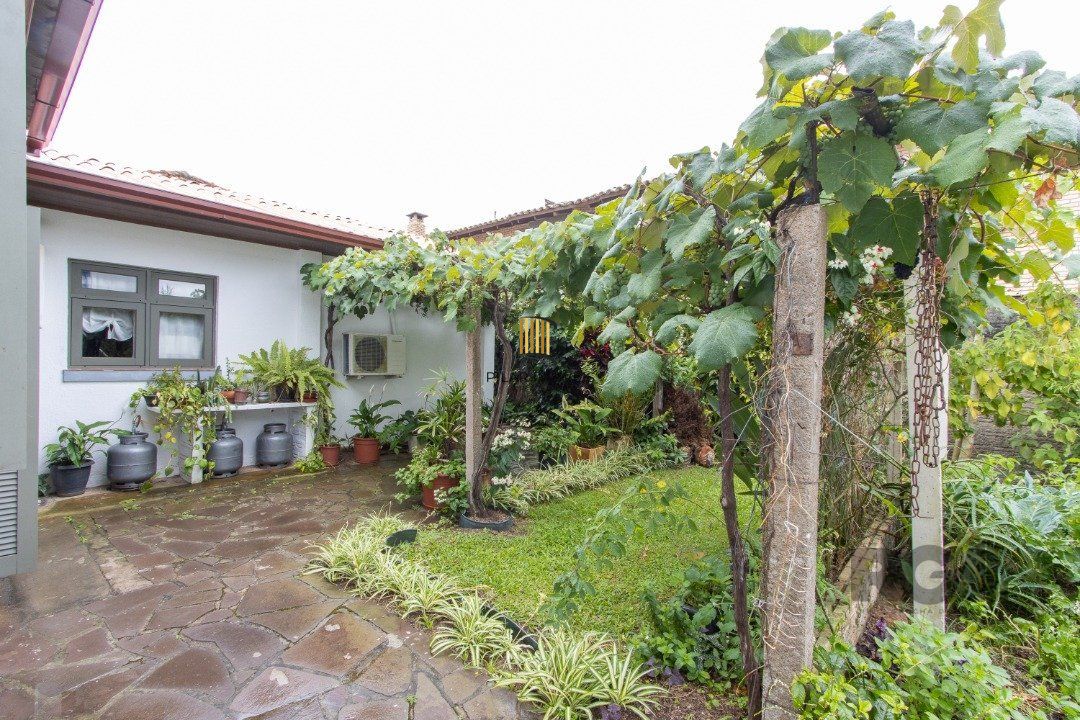Casa térrea, 3 quartos, edícula, com 2 suites, pátio - Bairro Guarujá
