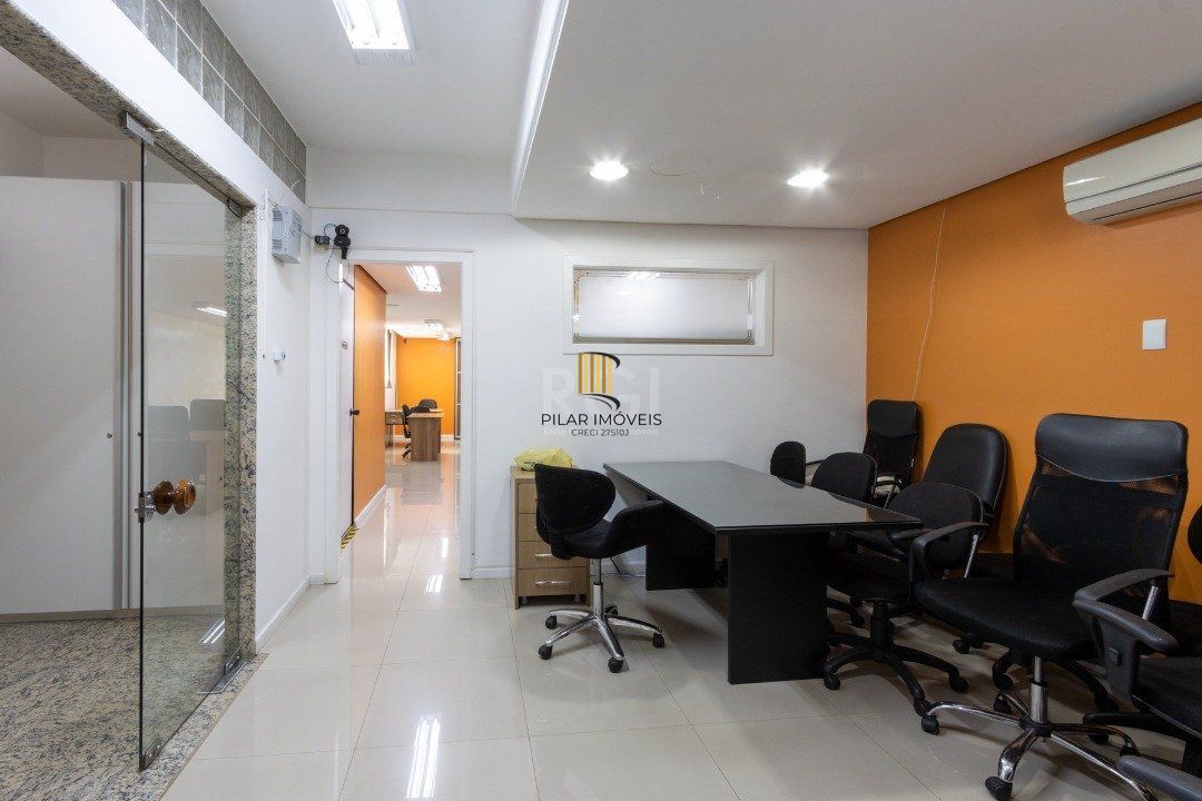 Sala em andar inteiro com 141,77 m2 privativos