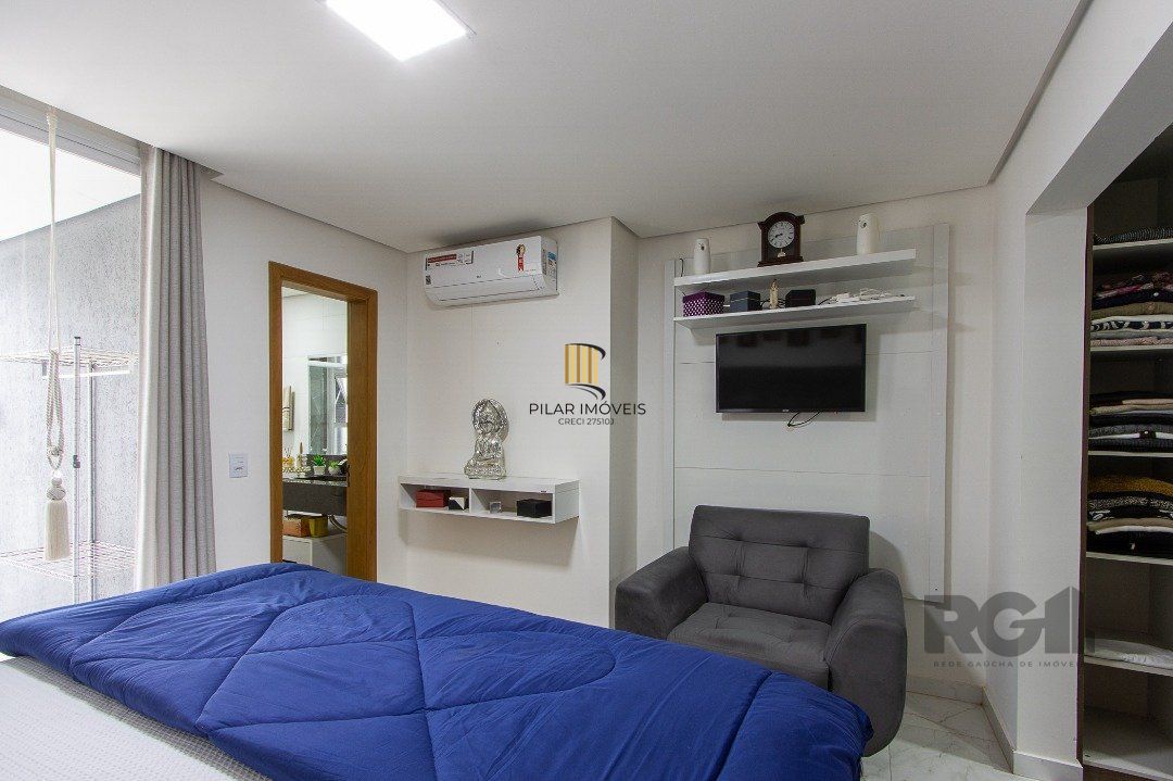 casa possui 3 suítes, 2 com closet