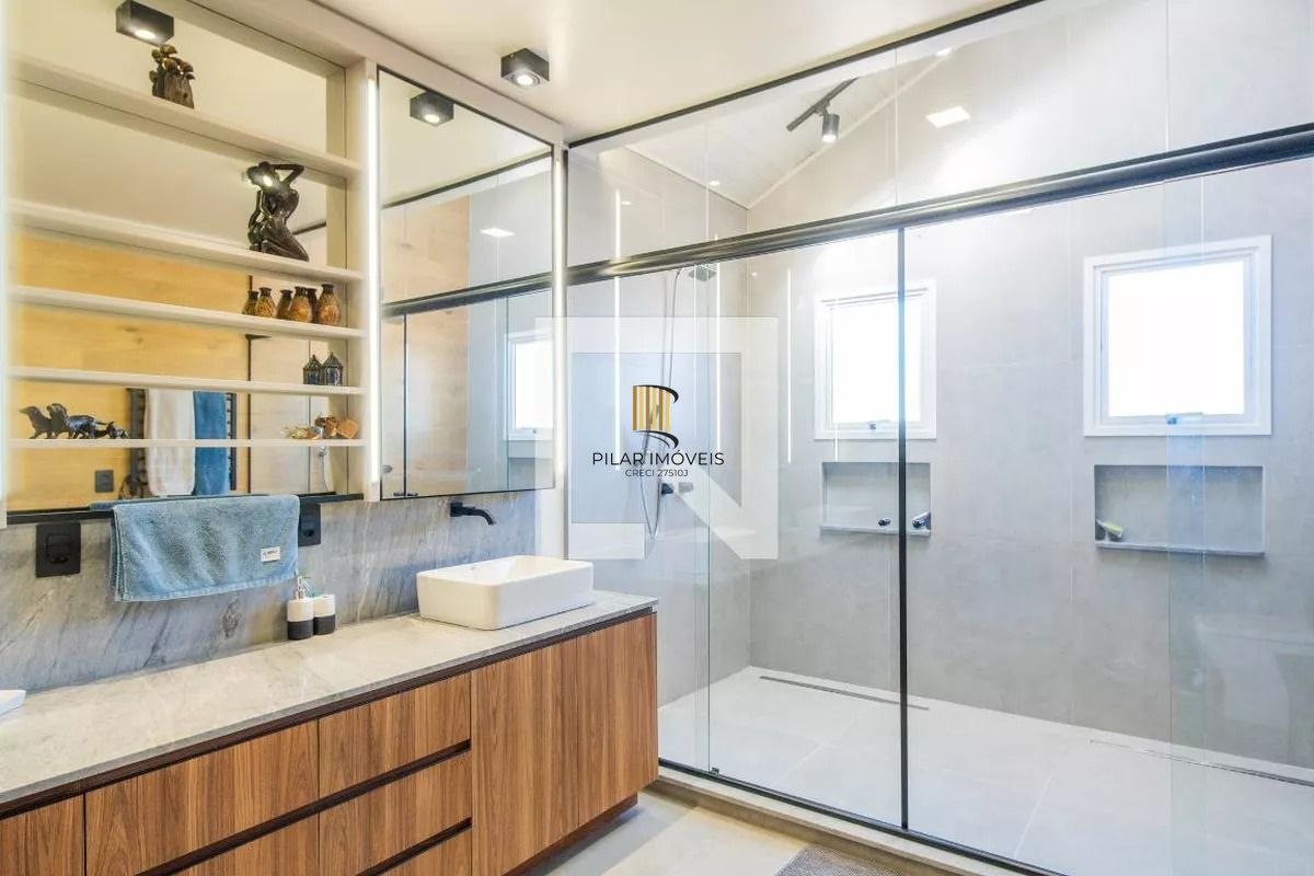 Casa á venda com 3 dormitórios no bairro Ipanema em Porto Alegre