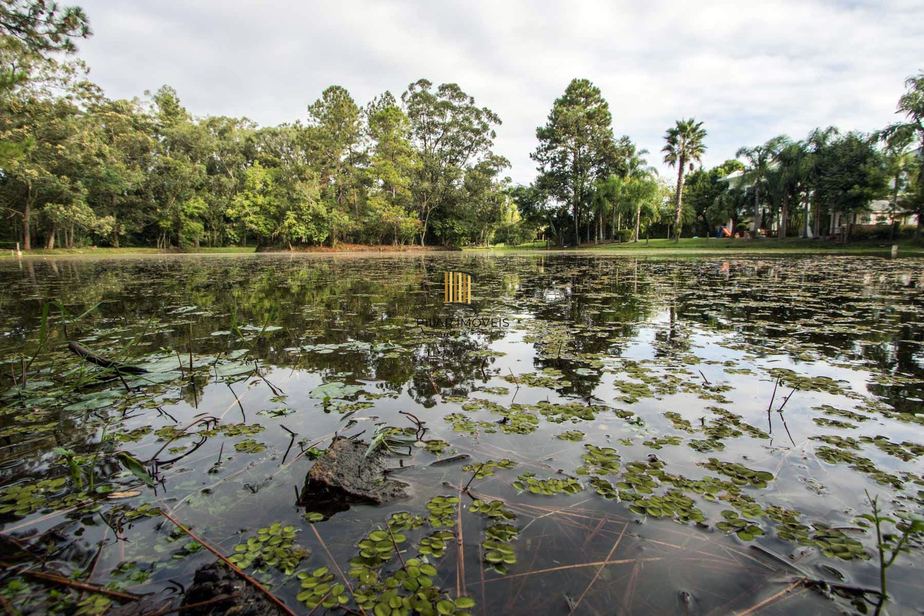 A casa conta com 434m2 de área construída, mas com um aproveitamento total dos 1.012m2 do lote
