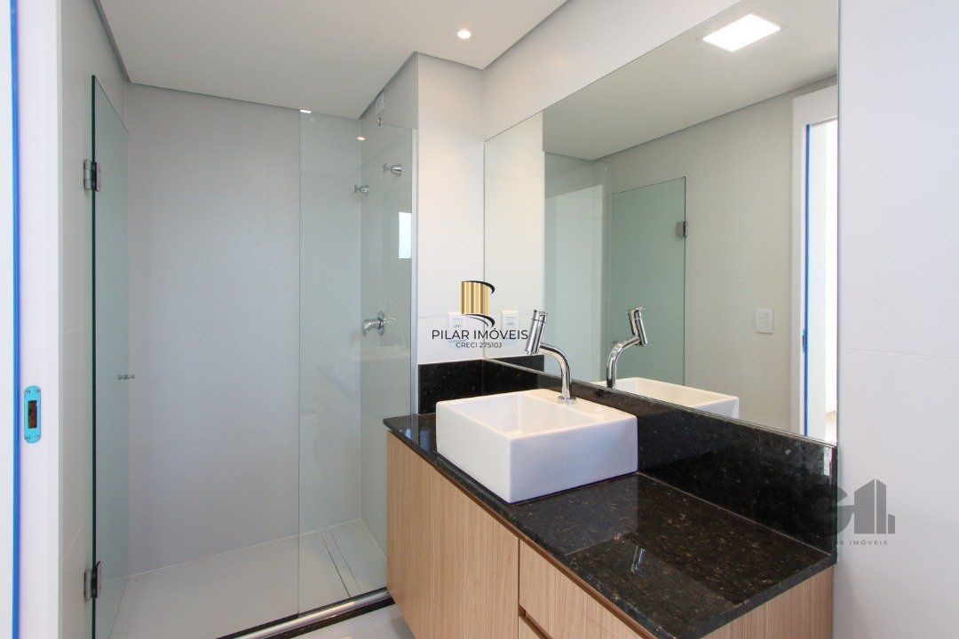 Apartamento em Porto Alegre no Bairro Petrópolis, de 2 quartos, semi mobiliado.