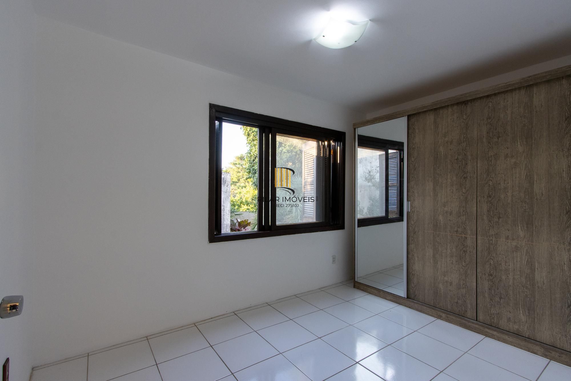 Casa de condomínio, 3 dormitórios, 1 suíte, 1 vaga coberta, no bairro Cristal.
