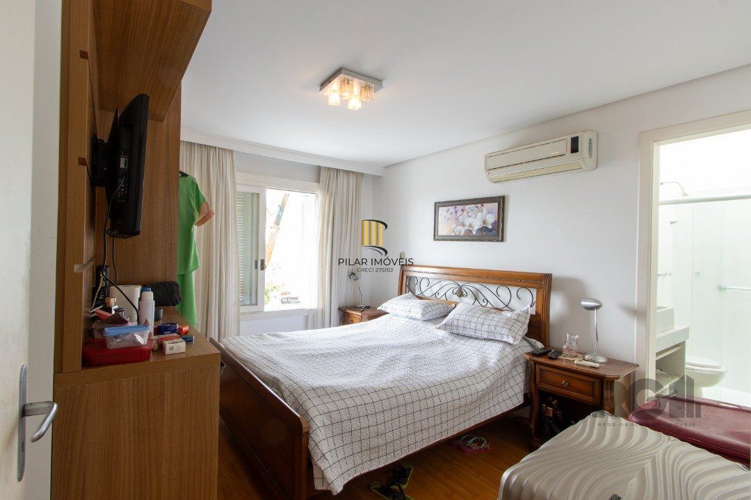 Casa em condominio . com 6 suites, sendo 3 suítes master com closet e hidro.