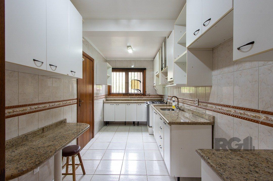 Casa de alvenaria, 3 dormitórios, 1 suíte e pátio com piscina, bairro Espírito Santo.