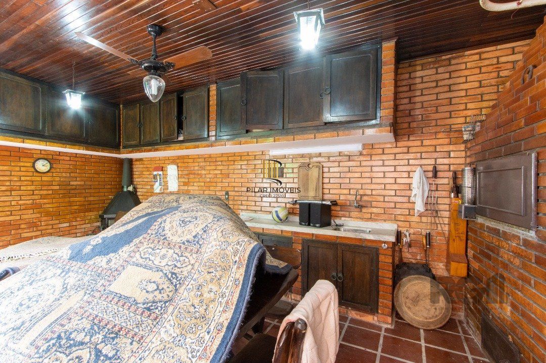 Casa para Venda - 500m², 4 dormitórios, sendo 1 suites, 4 vagas - Coronel Aparício Borges