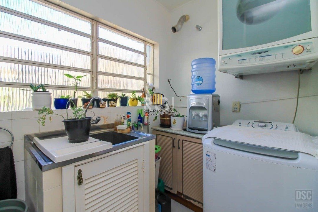 casa Living para 3 ambientes com lavabo, cozinha com pia e armários planejados