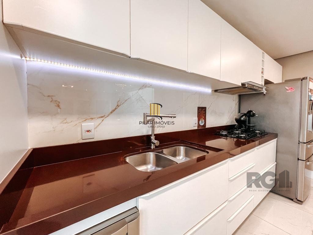 Excelente residência com aproximadamente 219m² privativos,