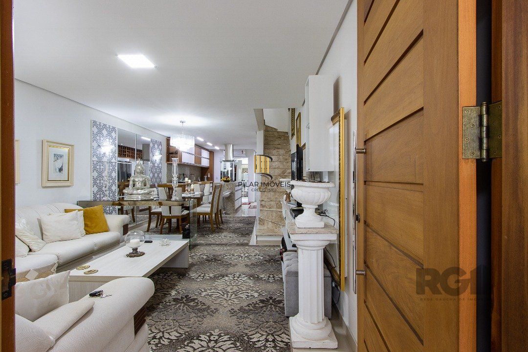 casa possui 3 suítes, 2 com closet