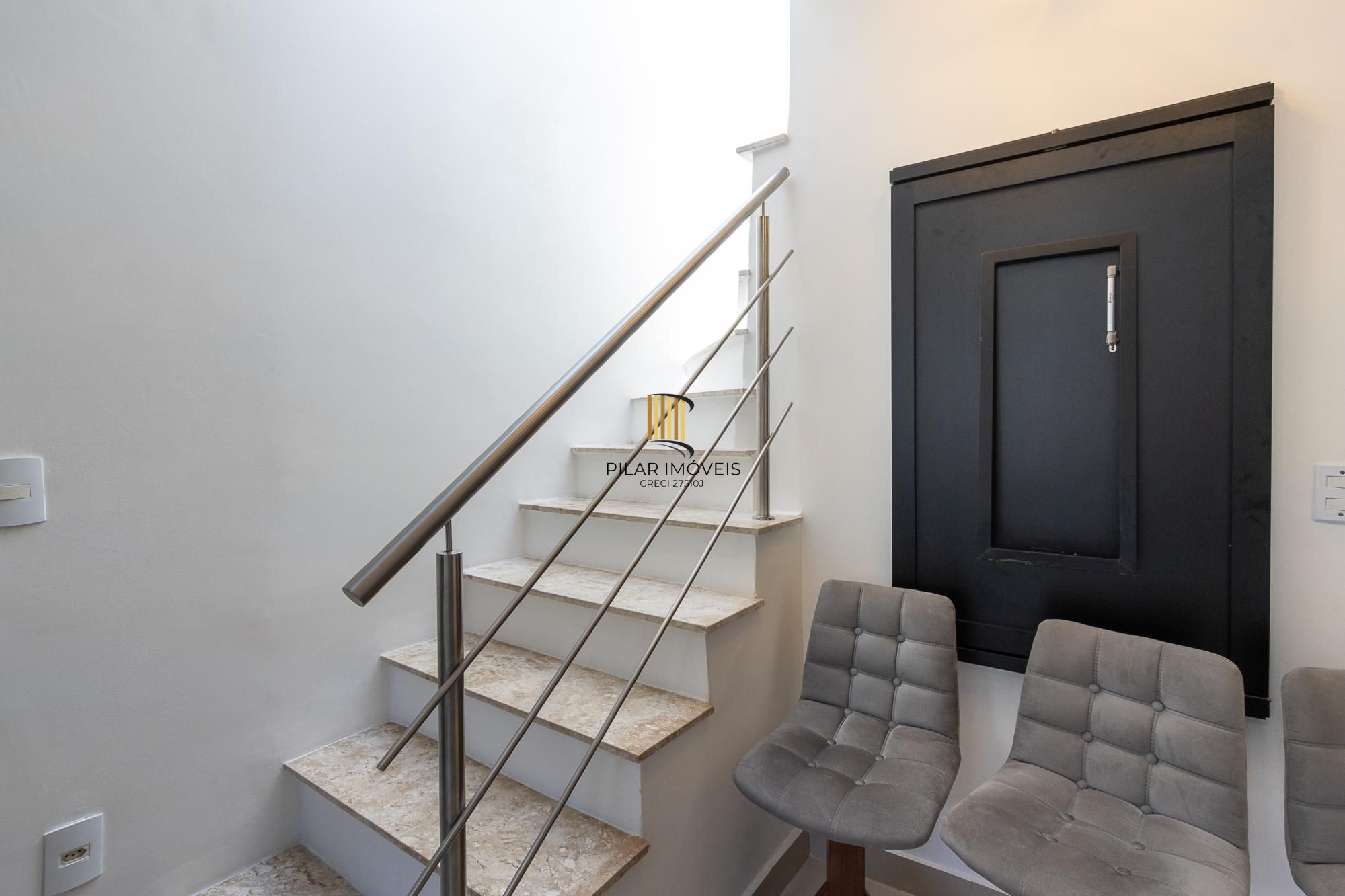 Linda  Casa em condomínio , localizada no bairro TRISTEZA, Zona Sul de PORTO ALEGRE..