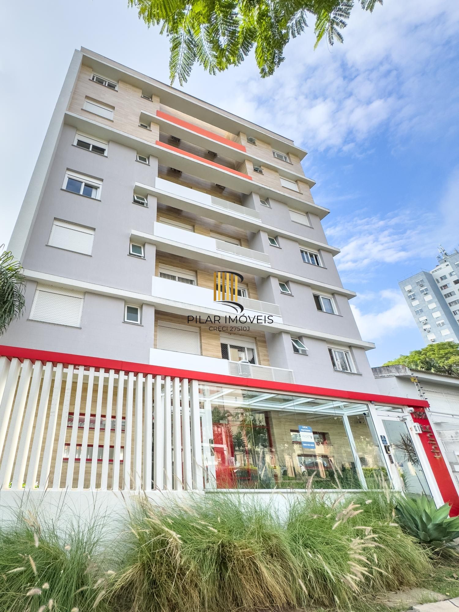 Apartamento 03 Suítes bairro Cristal, 88,97m² de área privativa, semimobiliada e 02 vagas de garagens cobertas.