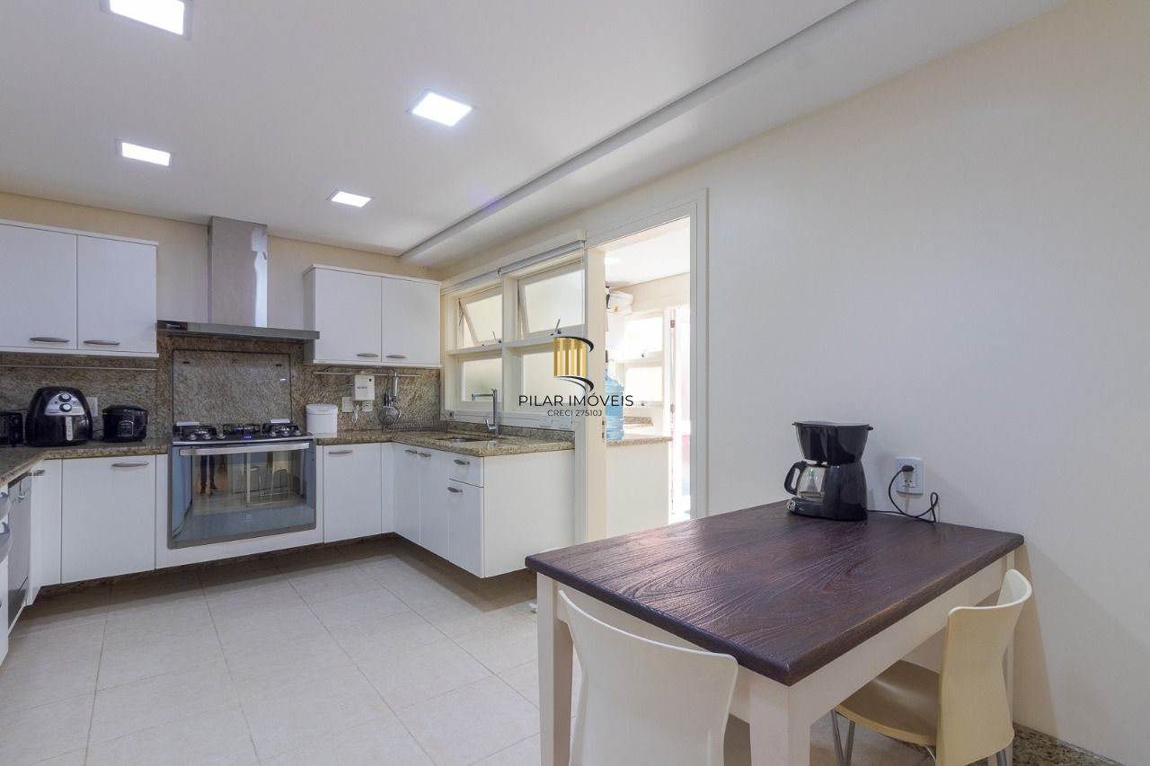 Casa em Condomínio com 487m² | 4 Dormitórios sendo 4 suítes, 3 vagas, no Bairro Três Figueiras, Porto Alegre