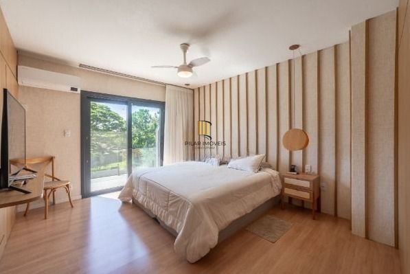 Casa com 3 suítes amplas, além de uma sala generoso com lareira e 2 vagas de garagem.