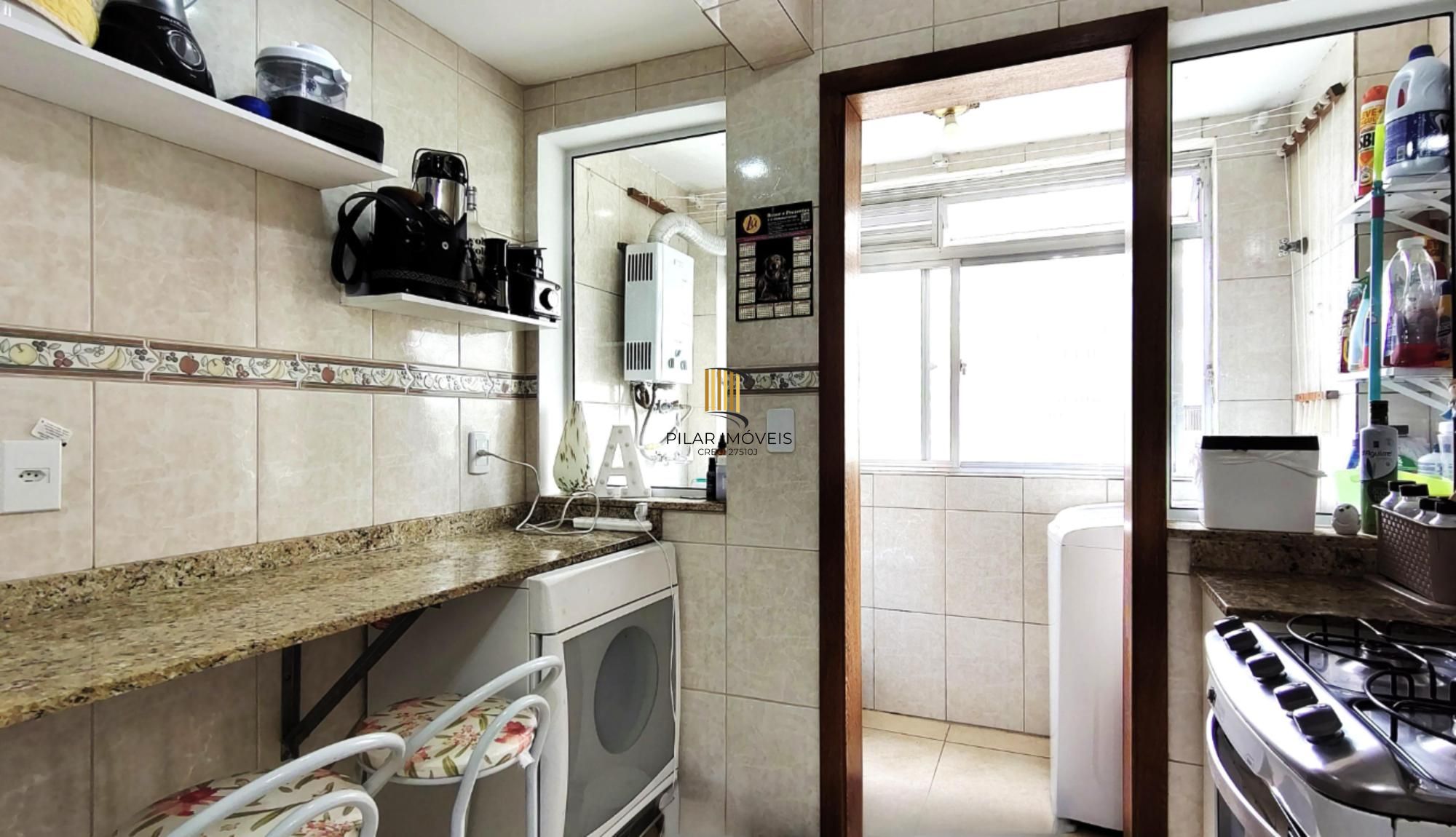 Apartamento de 2 dormitórios, 1 banheiro no bairro Trsiteza.