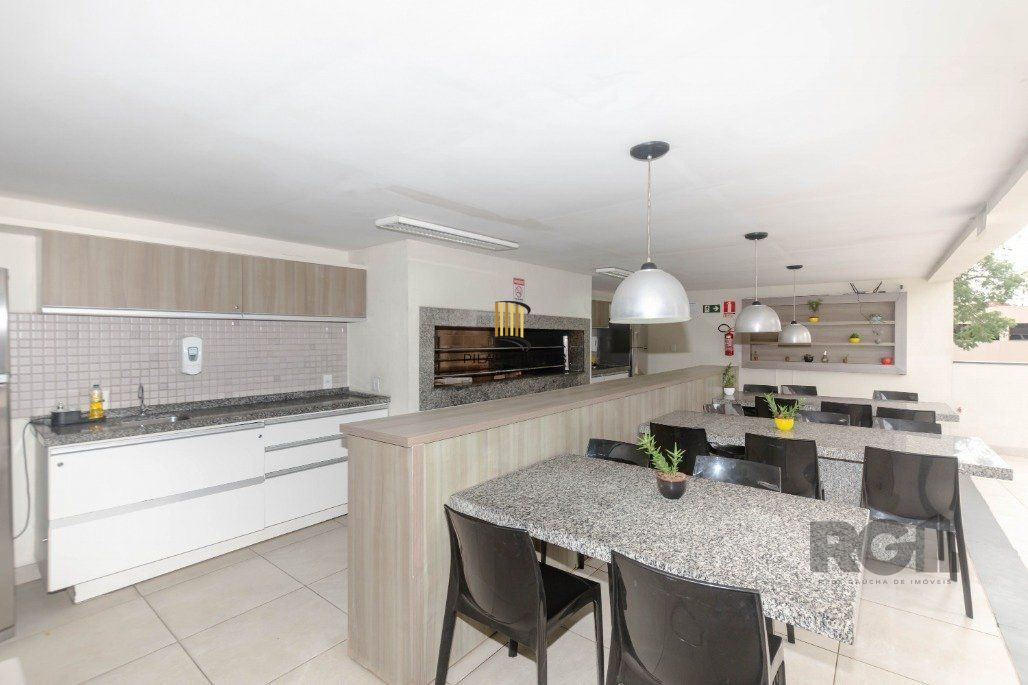 Apartamento andar alto que possui 2 dormitórios, sendo 1 súite, living para 2 ambientes, cozinha mobiliada, banheiro auxiliar
