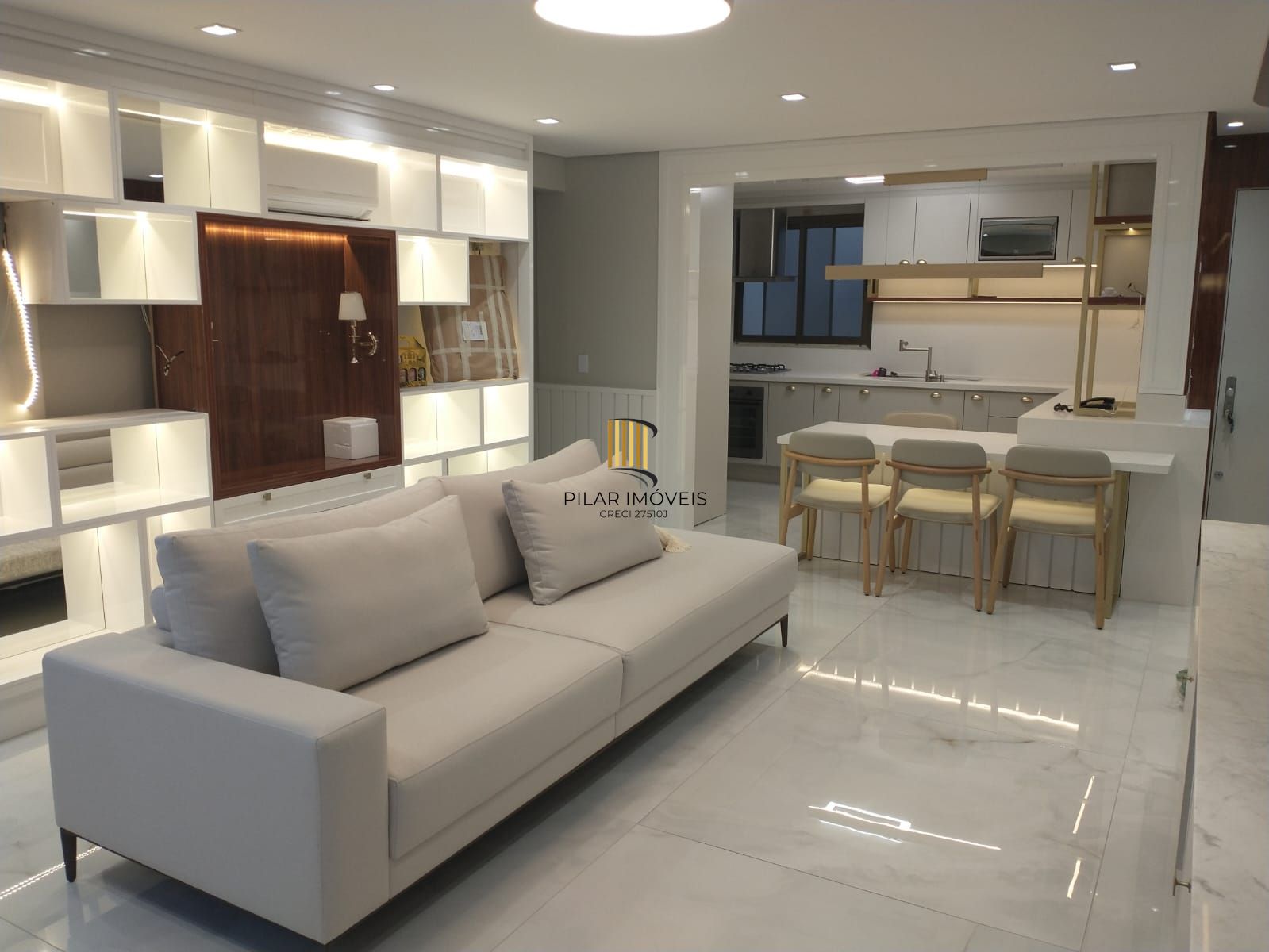 Apartamento 03 dormitórios, 01 suíte, 02 vagas individuais e cobertas, infraestrutura completa, Bairro Cristal