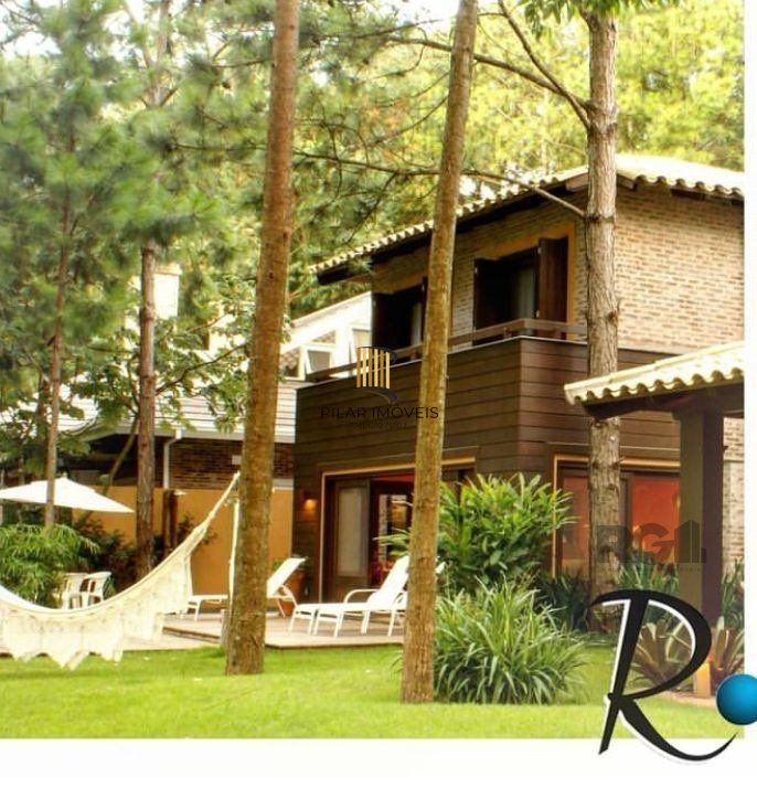 Casa com  griffe, no Condomínio Carmel, no coração do litoral norte, juntinho à Central de Atlântida,  entre bosques e ares de serra.