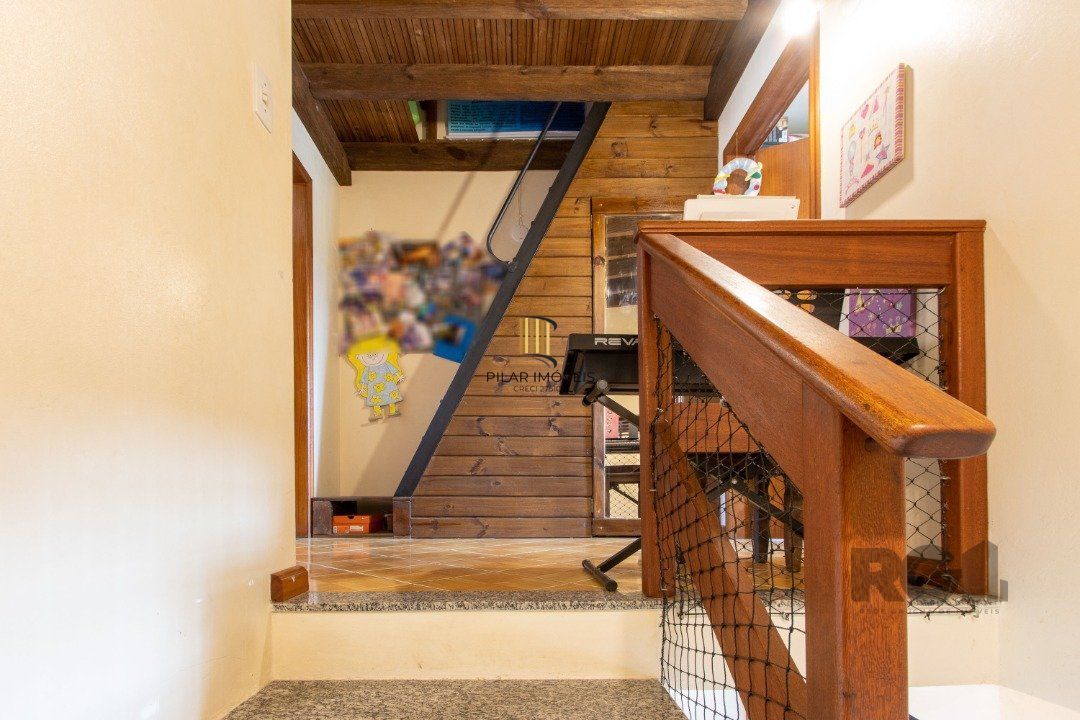 A casa possui 78m² de área construída, com um adicional de 20m²
