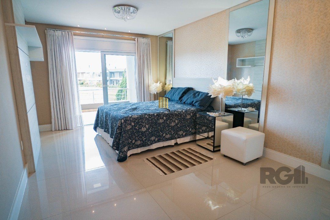 Oportunidade Única! Casa em Condomínio à Beira do Lago com 4 Suítes, sendo uma Térrea e uma Suíte Master Espetacular!