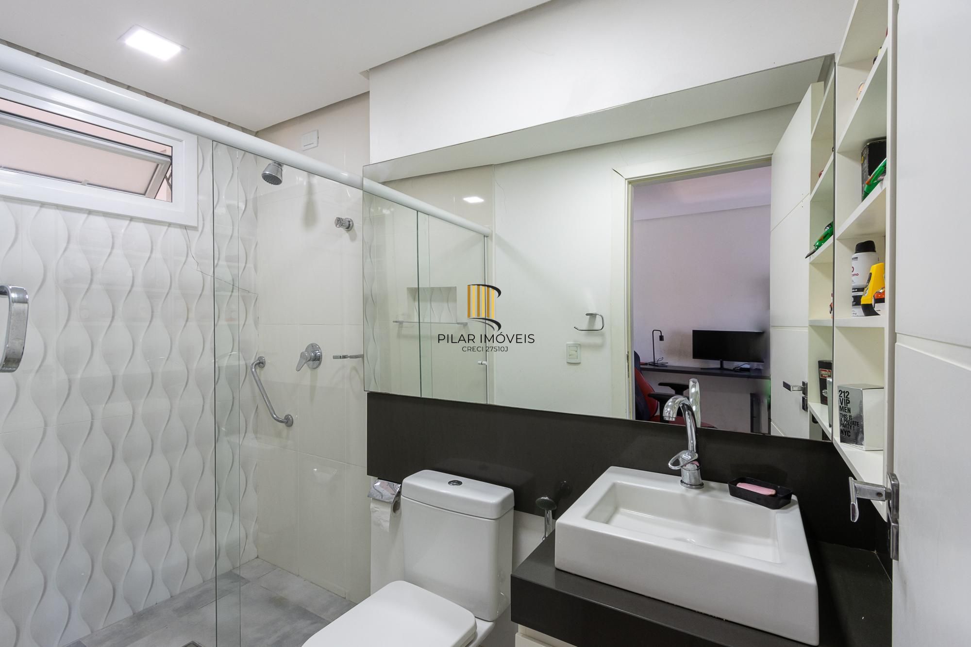 Excelente casa de 3 dormitórios, 3 suítes e 2 vagas no bairro Cavalhada.