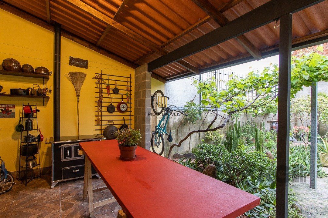 Casa 3 dormitórios no bairro Hípica