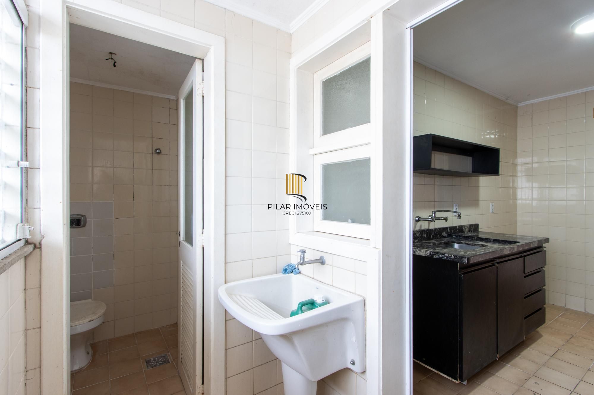 Cobertura com 137m², no Bairro Cristal, de 2 dormitórios, sento uma suíte, ampla sacada, churrasqueira, vista panorâmica, vaga coberta.