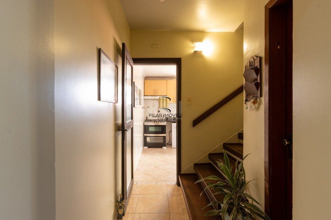Sobrado com 345m² privativos, 3 suites, 2 vagas, churrasqueira. pátio com piscina - Bairro Cristal