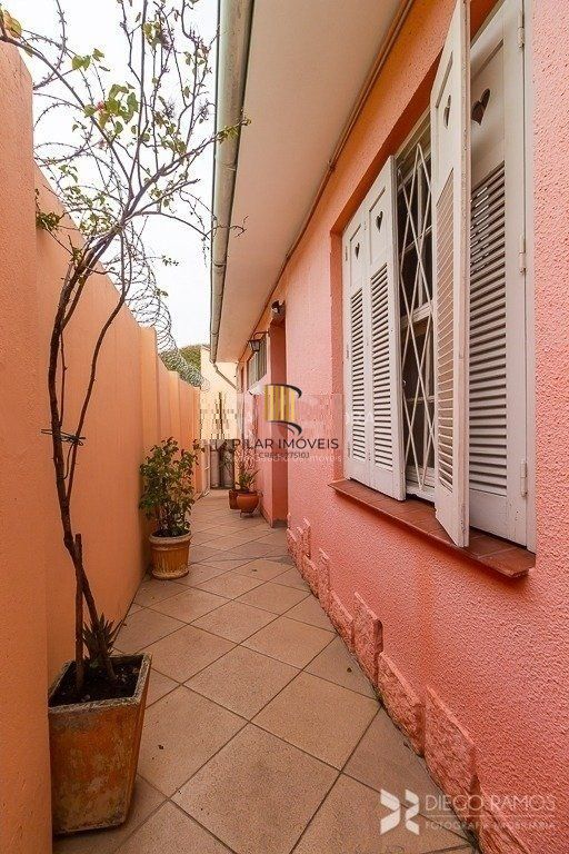 Casa térrea à venda, com 2 suites, 3 banheiros, edicula, pátio, 2 vagas - Bairro Medianeira