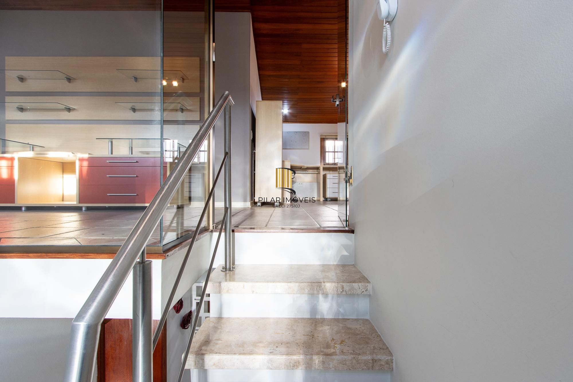 Excelente casa de 3 dormitórios, 1 suíte, pátio, piscina e vaga para 2 carros cobertas.