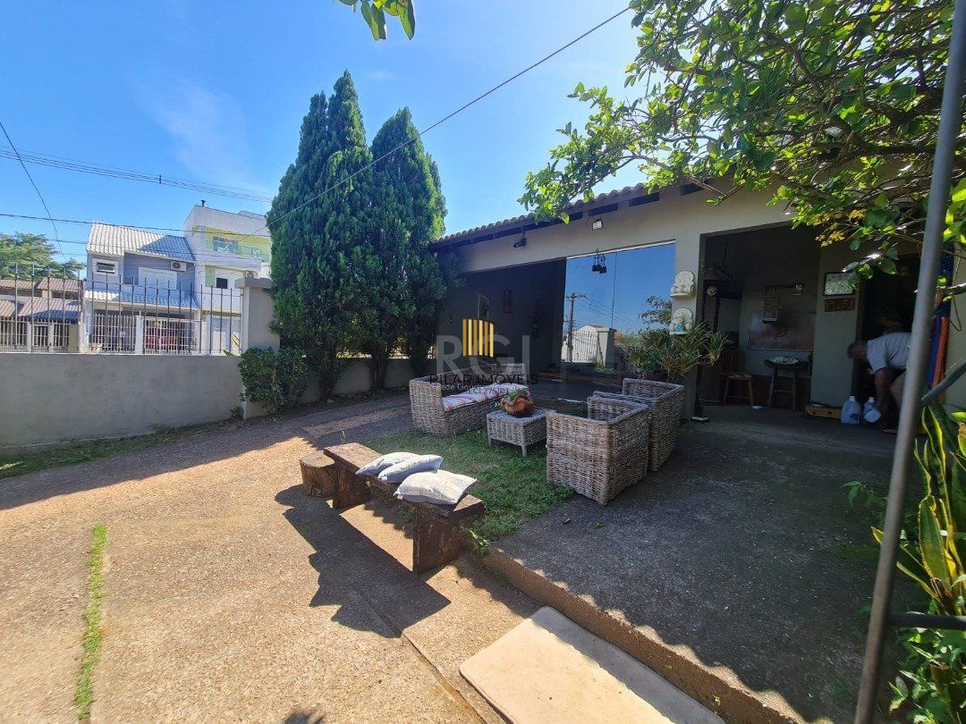 Casa em lindo terreno alto ao nível da rua medindo 10 × 32 onde consta uma residência térrea com 136m2 de área privativa,
