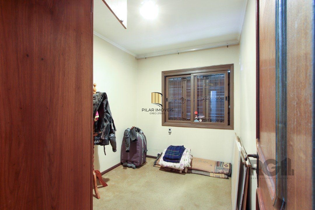 Casa a venda com 03 dormitórios, living 03 ambientes com vista para o Rio.