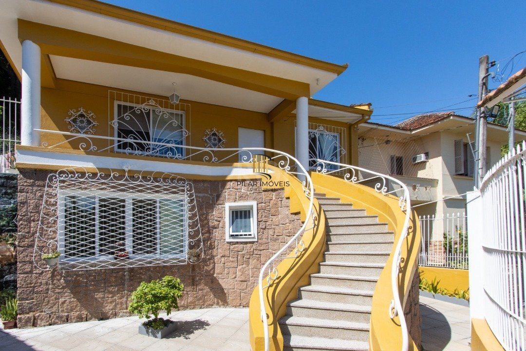 Sobrado à venda no Bairro Medianeira, reformado, 3 quartos, lareira, churrasqueira, 3 vagas