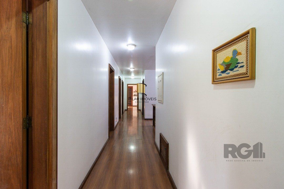 Casa de Condomínio 6 dormitórios no bairro Cavalhada