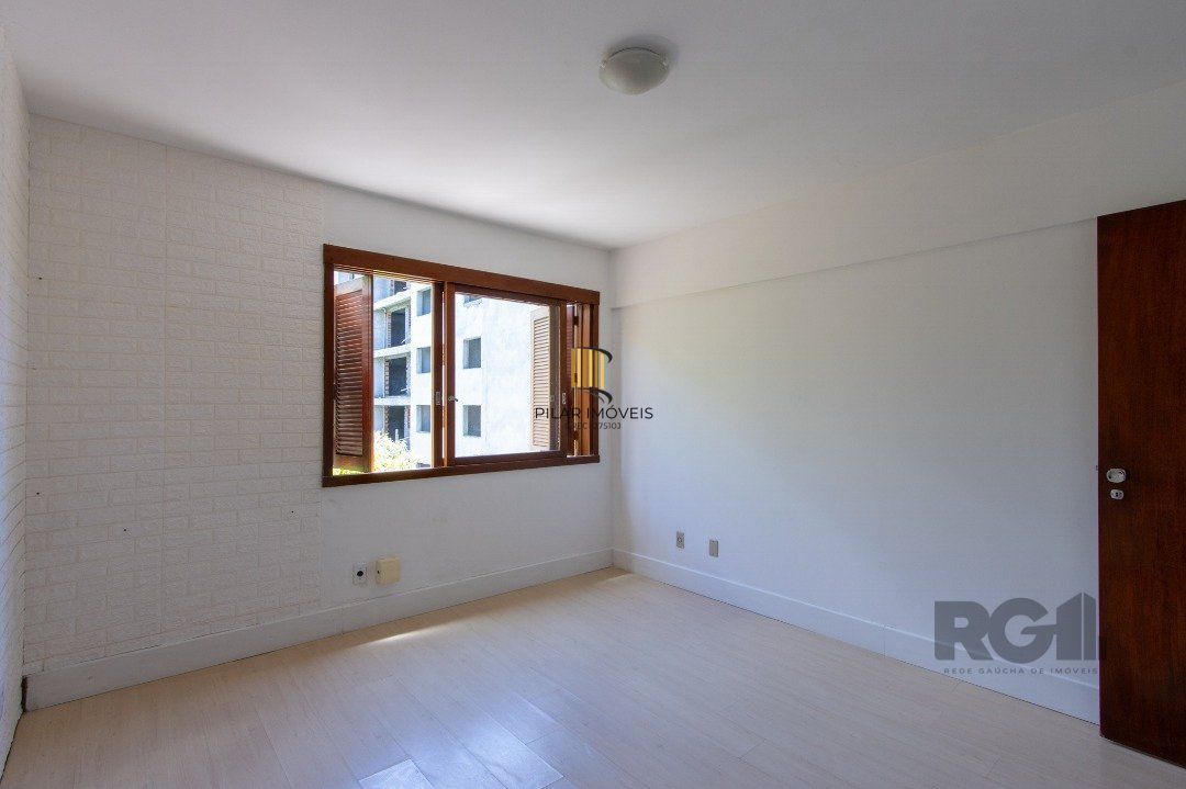 Apartamento, 2 dormitórios, bairro Cristal.