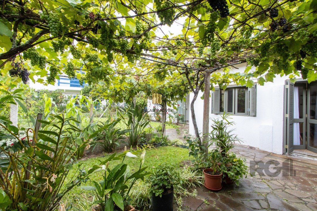 Casa térrea, 3 quartos, edícula, com 2 suites, pátio - Bairro Guarujá