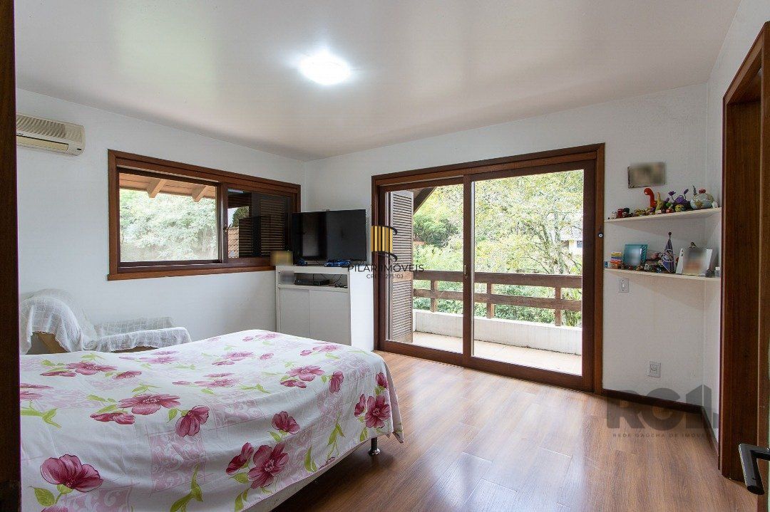 Casa de Condomínio 6 dormitórios no bairro Cavalhada