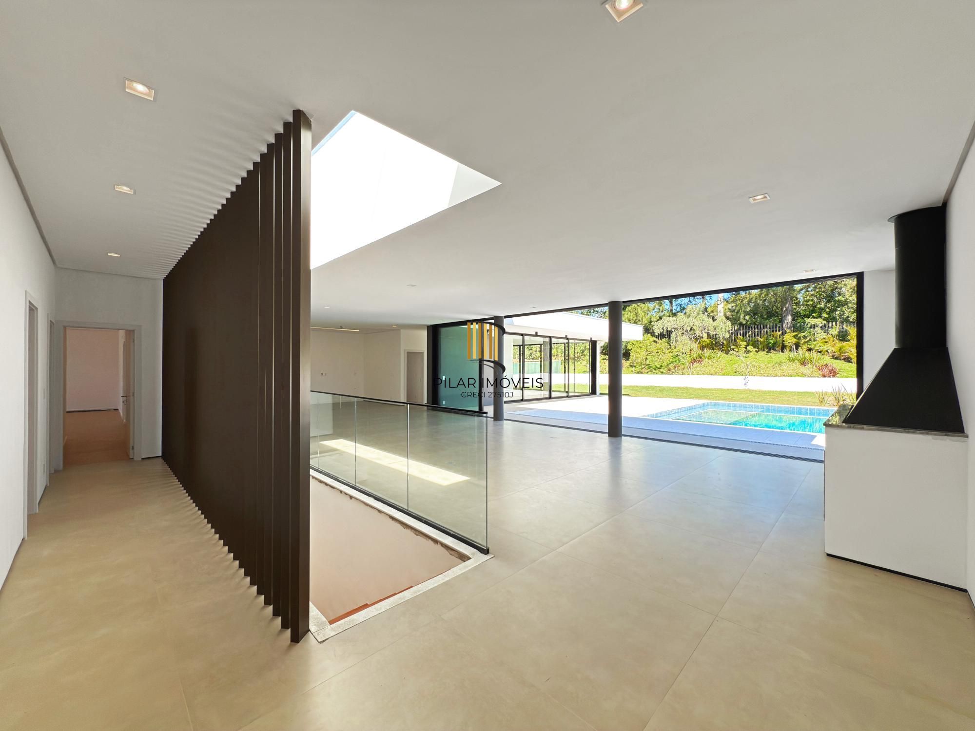 A casa conta com 434m2 de área construída, mas com um aproveitamento total dos 1.012m2 do lote