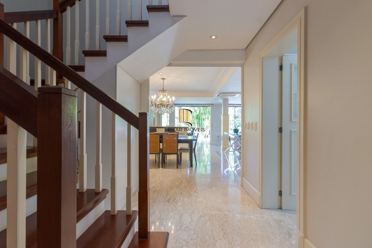 Casa em Condomínio com 487m² | 4 Dormitórios sendo 4 suítes, 3 vagas, no Bairro Três Figueiras, Porto Alegre