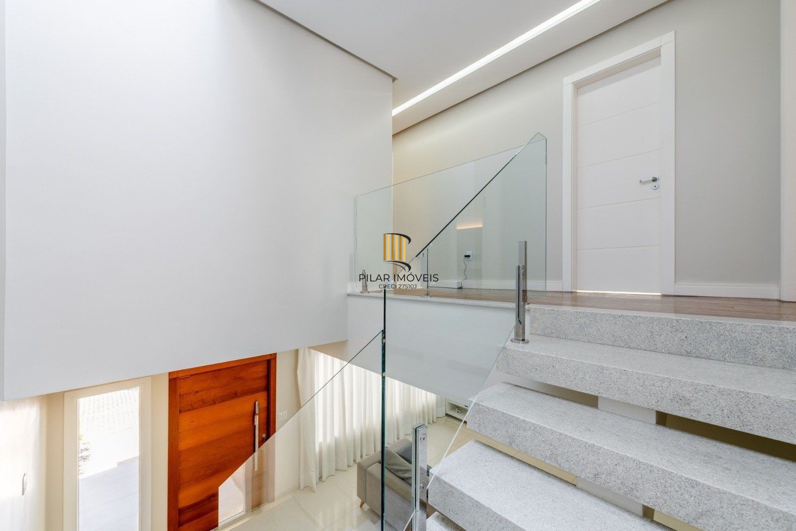 Casa em Condomínio com 228m² e 3 dormitórios, 1 suíte, 3 vagas no bairro Sarandi