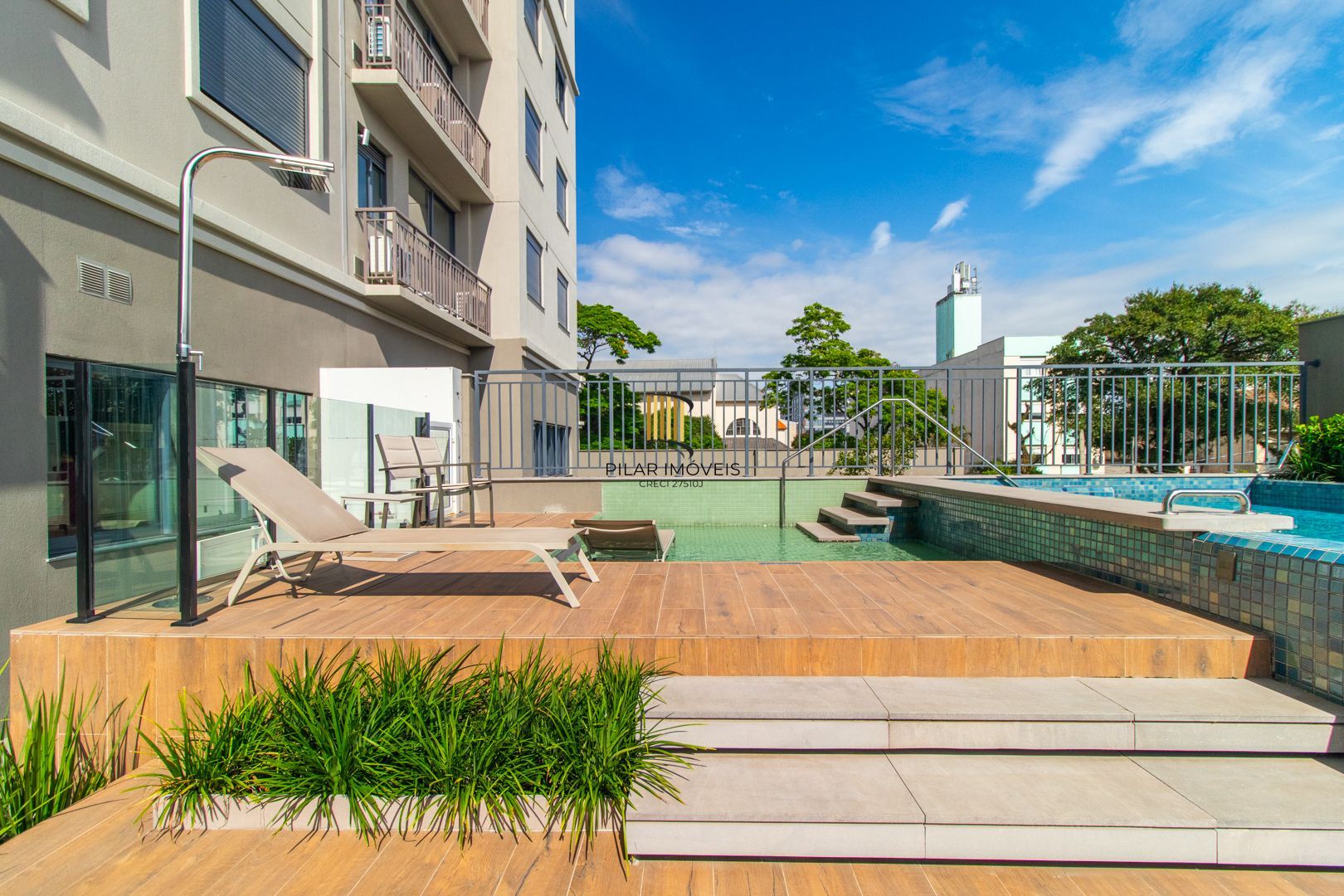 APARTAMENTO SEMIMOBILIADO 2 DORMITÓRIOS SENDO 1 SUÍTE E 1 VAGA ESCRITURADA