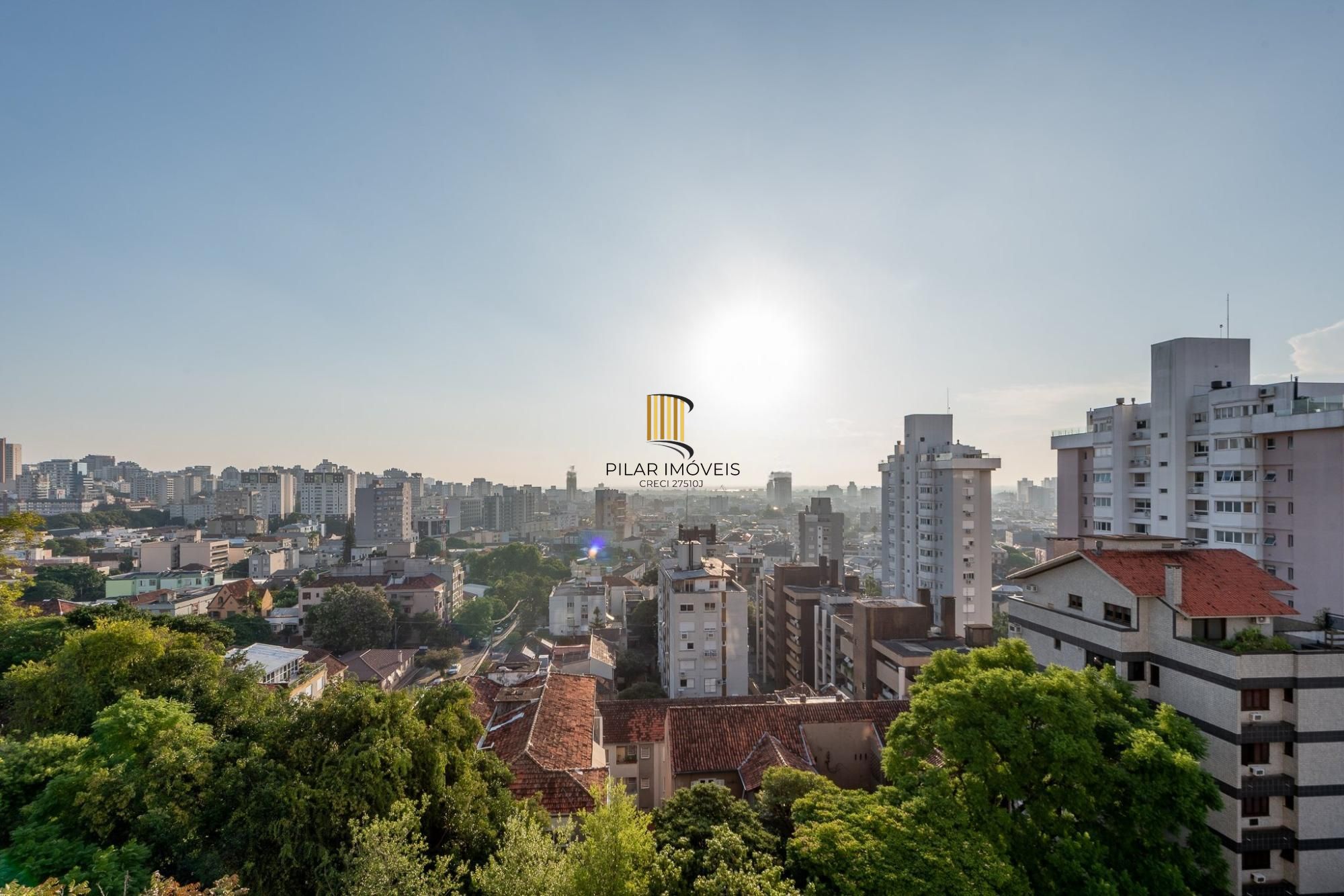 Apartamento amplo de 104m² com living iluminado, lareira e excelente localização