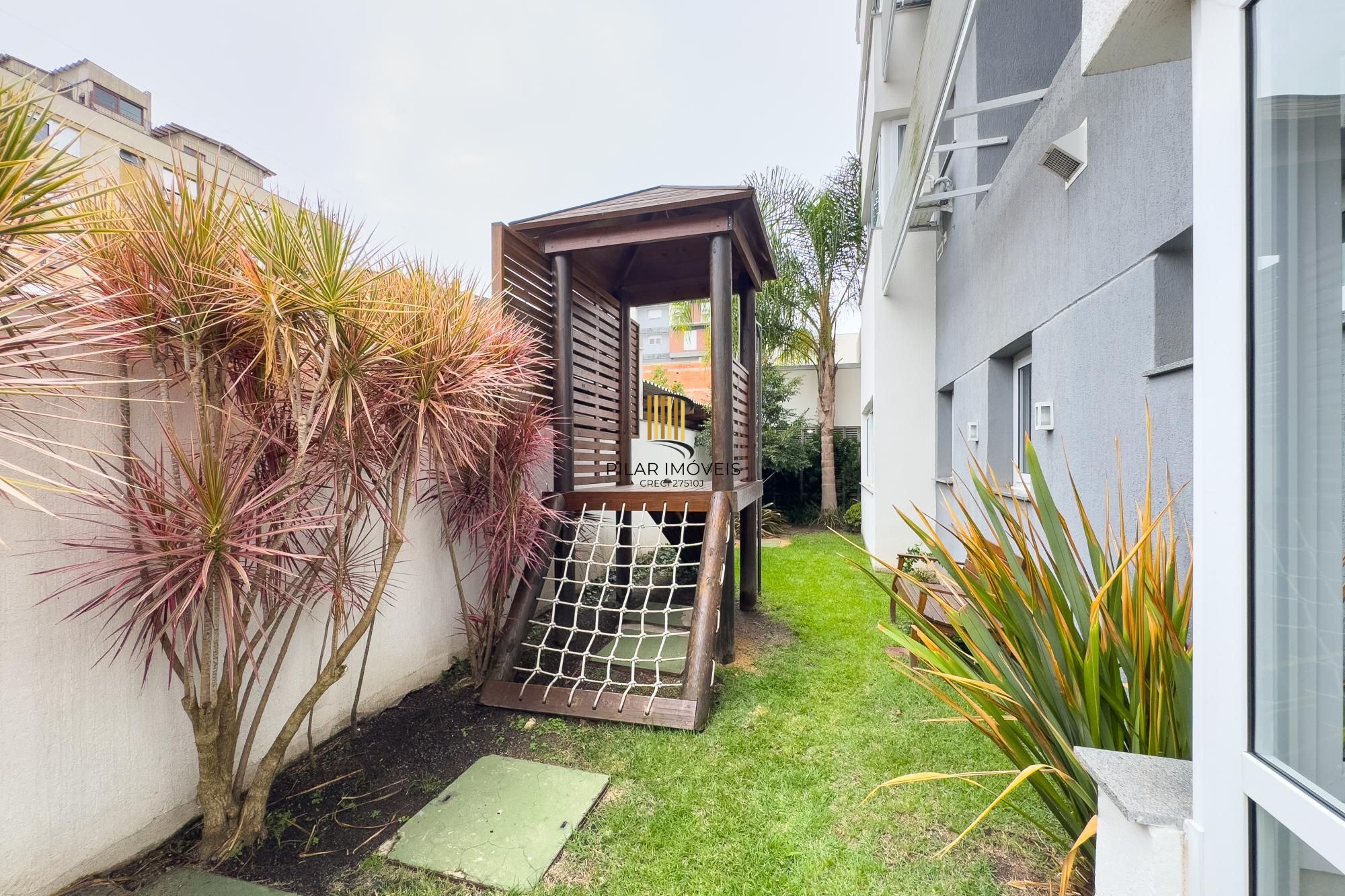 Apartamento 03 Suítes bairro Cristal, 88,97m² de área privativa, semimobiliada e 02 vagas de garagens cobertas.