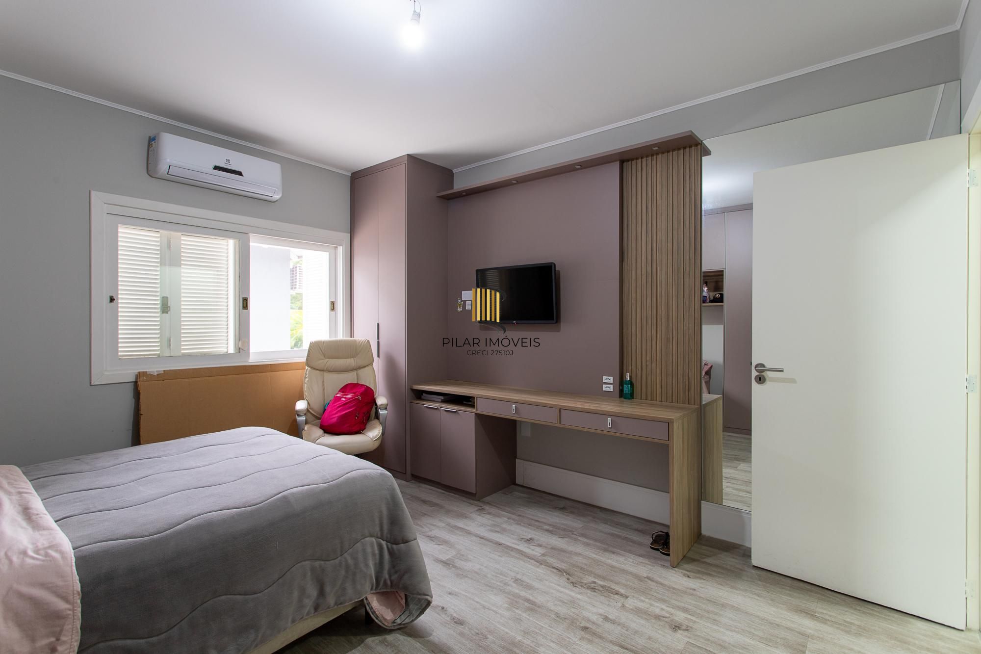 Casa térrea no Condominio Terra Ville, com patio e piscina.