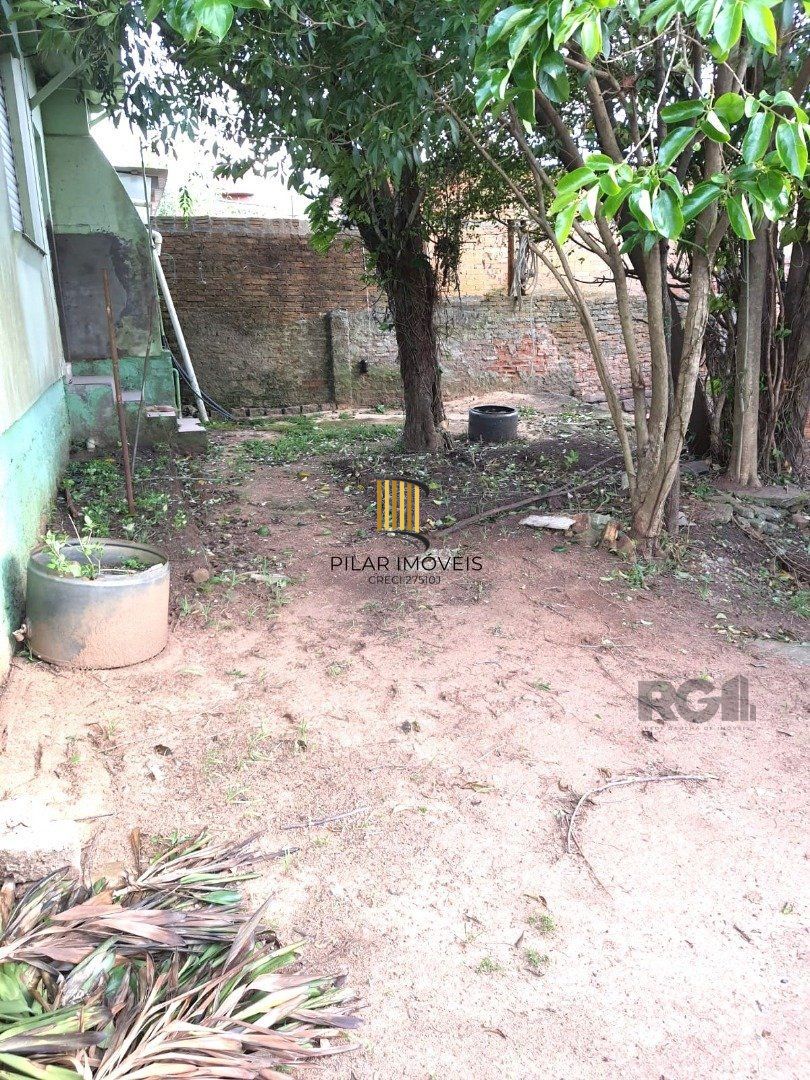 Casa térrea, 3 quartos, amplo pátio - Bairro Santa Tereza