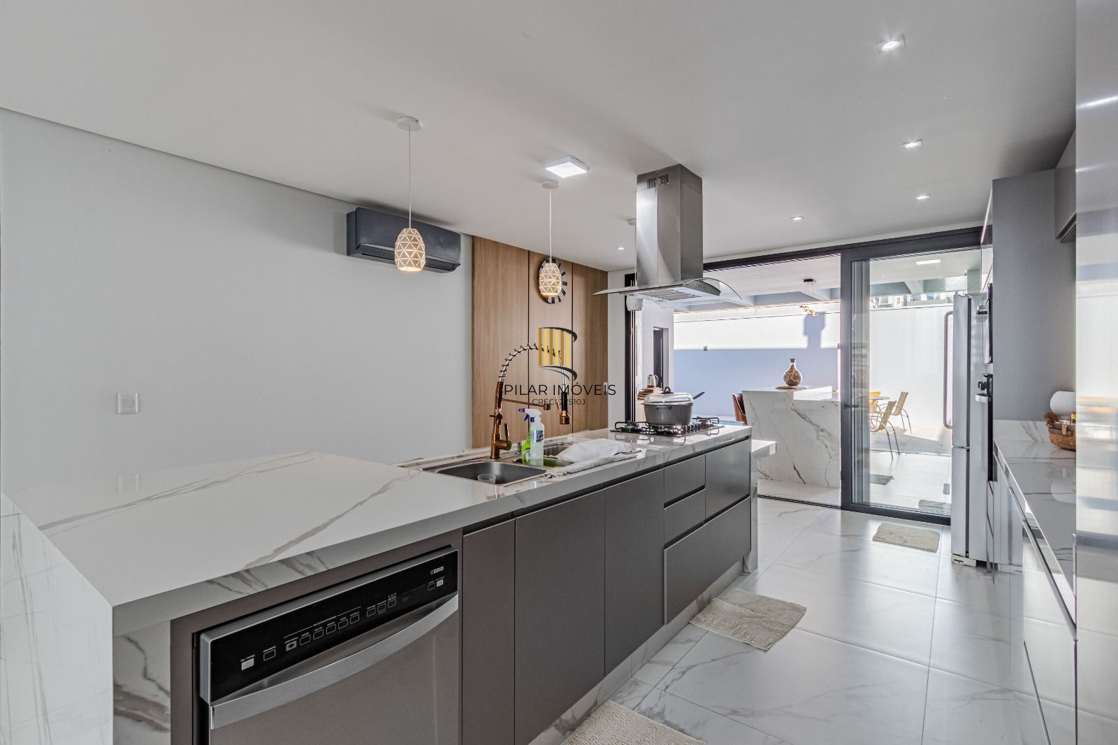 Casa de Condomínio 4 dormitórios no bairro São Vicente