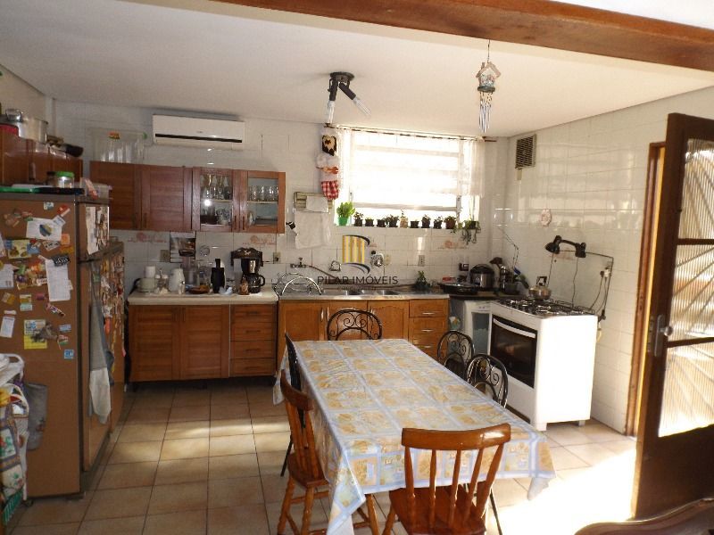 Casa para Venda - 250m², 3 dormitórios, sendo 3 suites, 7 vagas - Medianeira