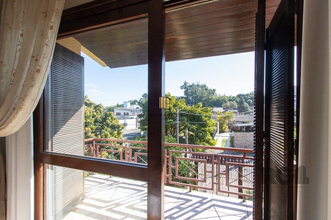 Casa tipo sobrado, com 3 dormitórios em Canoas